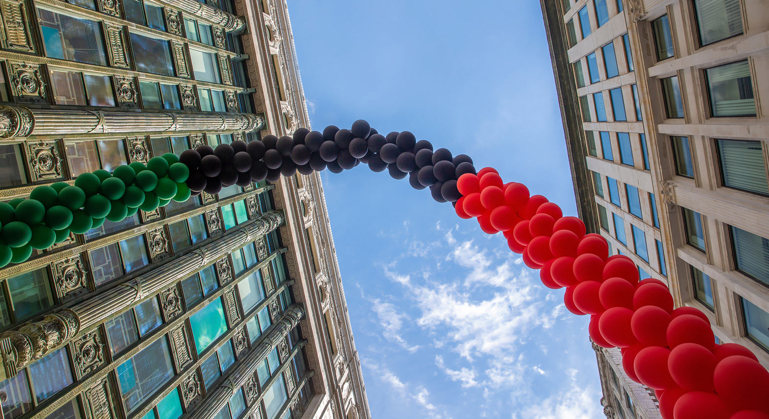 Black and red ballon arch 